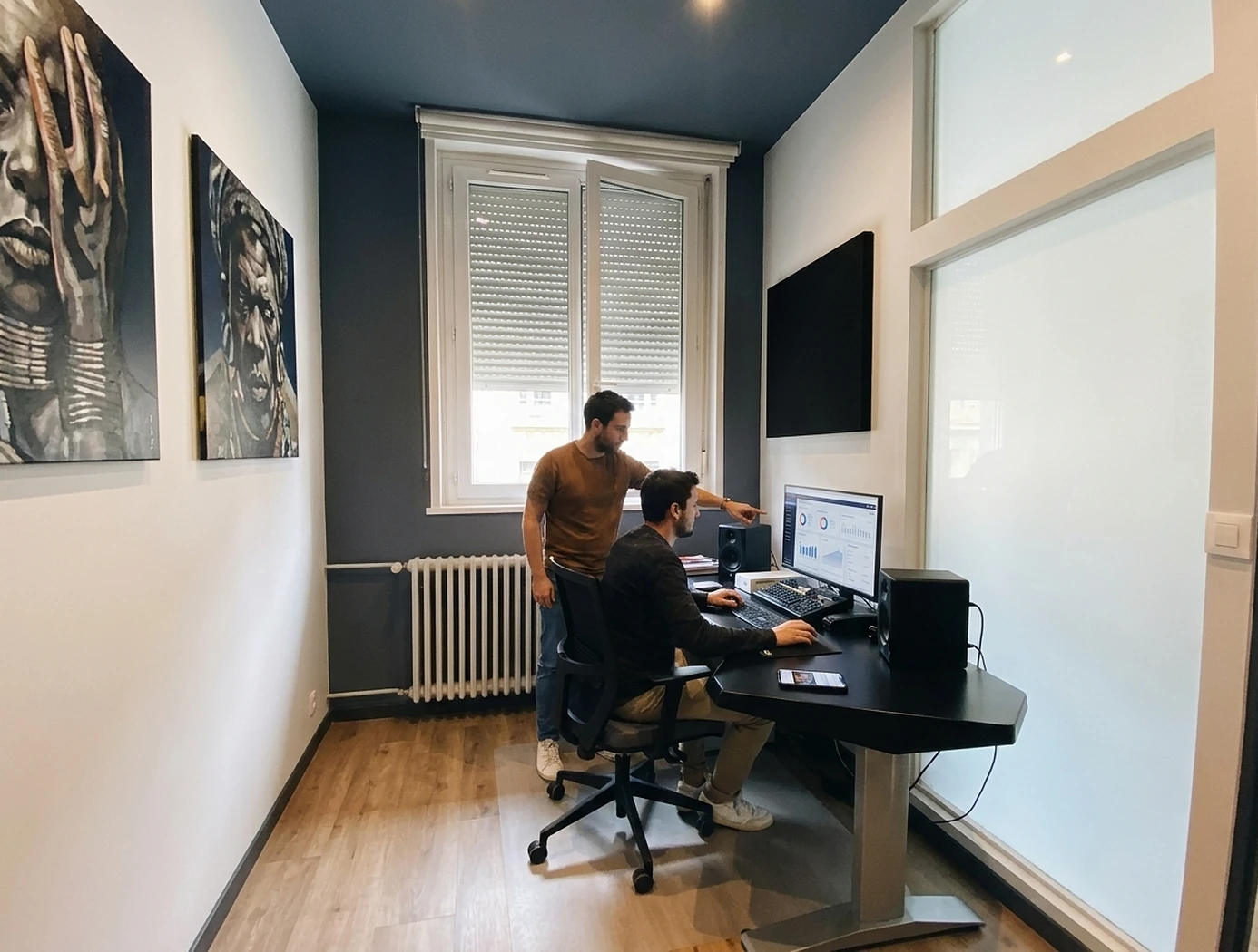 Suivi des performances d’une campagne dans la salle de montage du studio Rootness