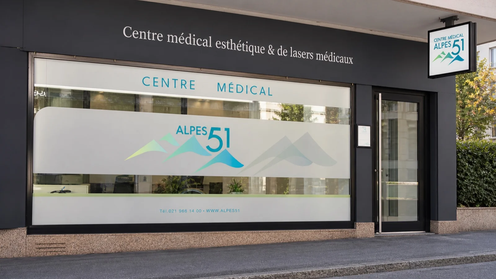 Mise en situation : vitrine et enseigne drapeau du Centre médical Alpes 51