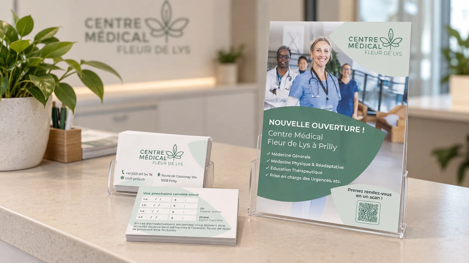 Mise en situation : cartes de rendez-vous et flyer du Centre médical Fleur de Lys sur un comptoir