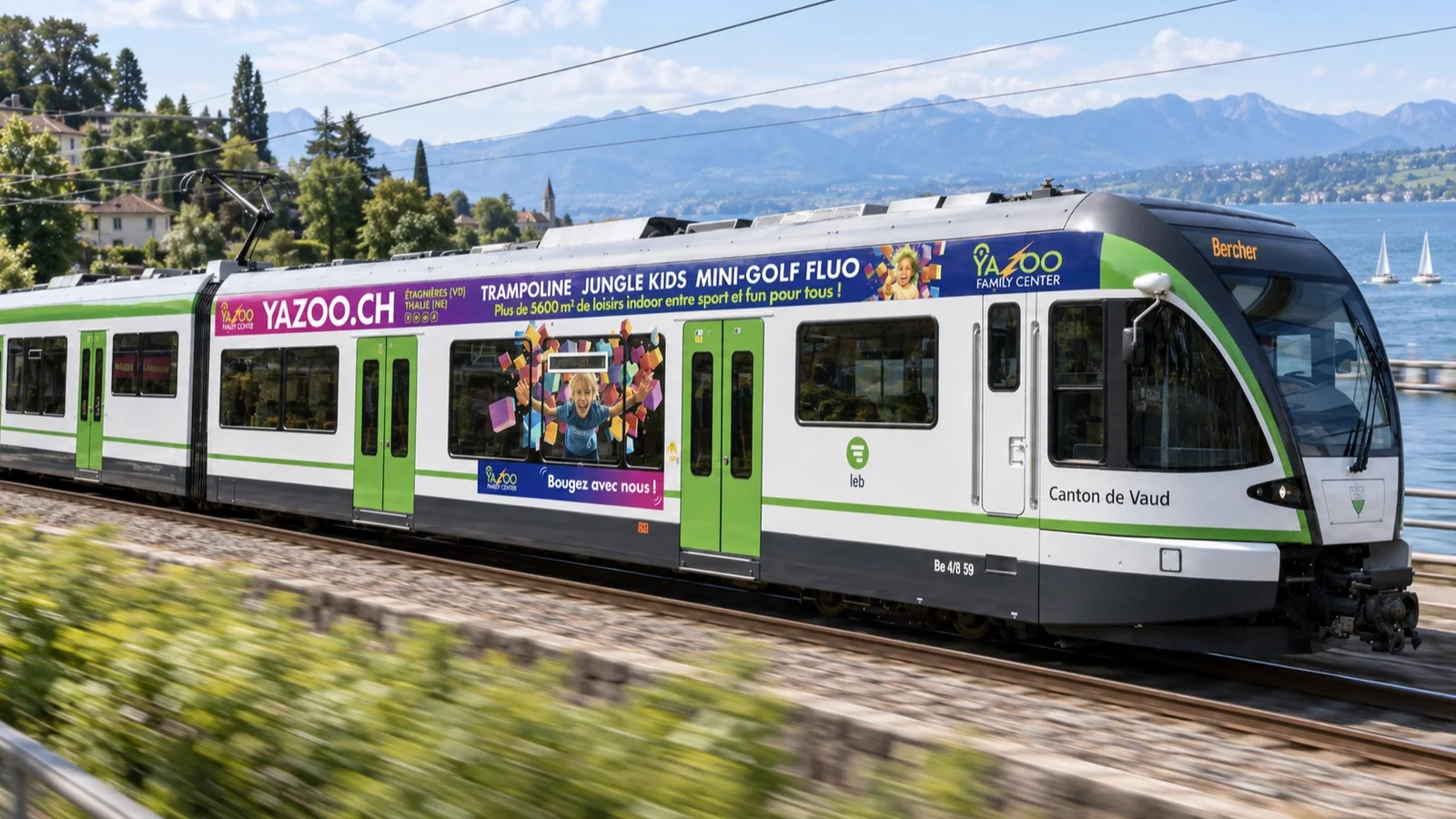 Mise en situation : rame du LEB entièrement habillée aux couleurs de Yazoo Family Center