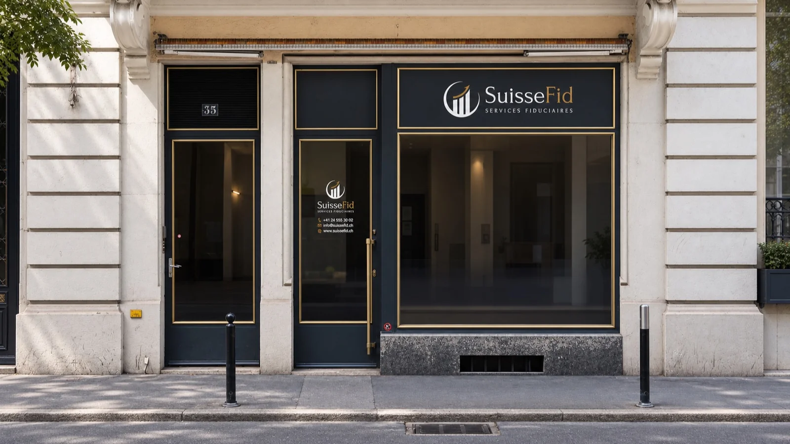 Mise en situation : vitrine et enseigne de SuisseFid sur une façade en pierre
