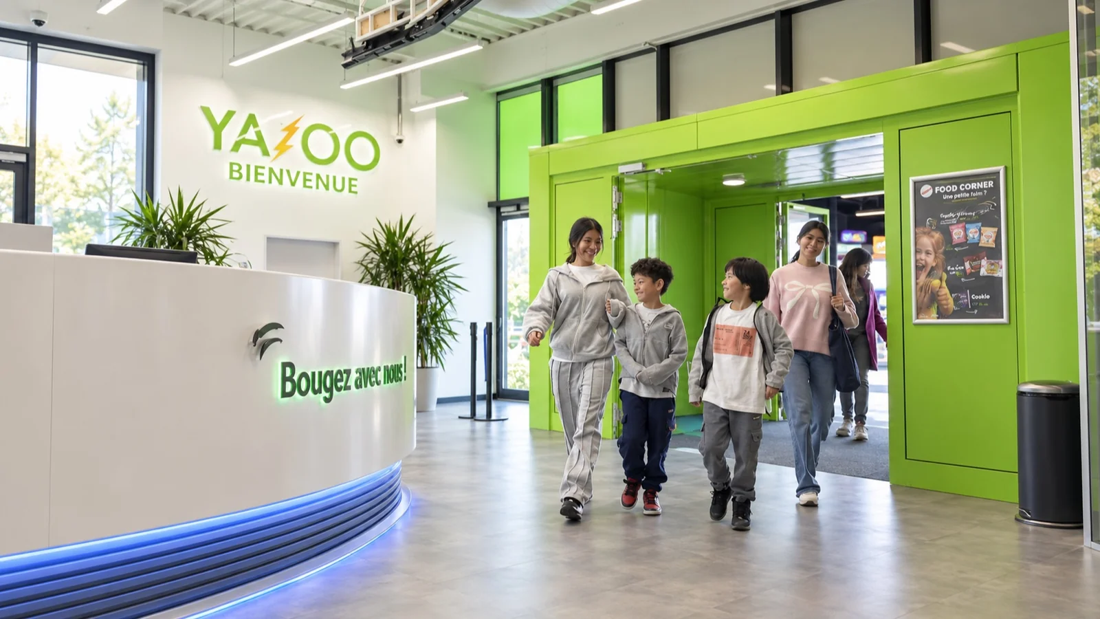 Mise en situation : accueil du centre Yazoo avec comptoir, lettrage Bienvenue et famille à l’entrée