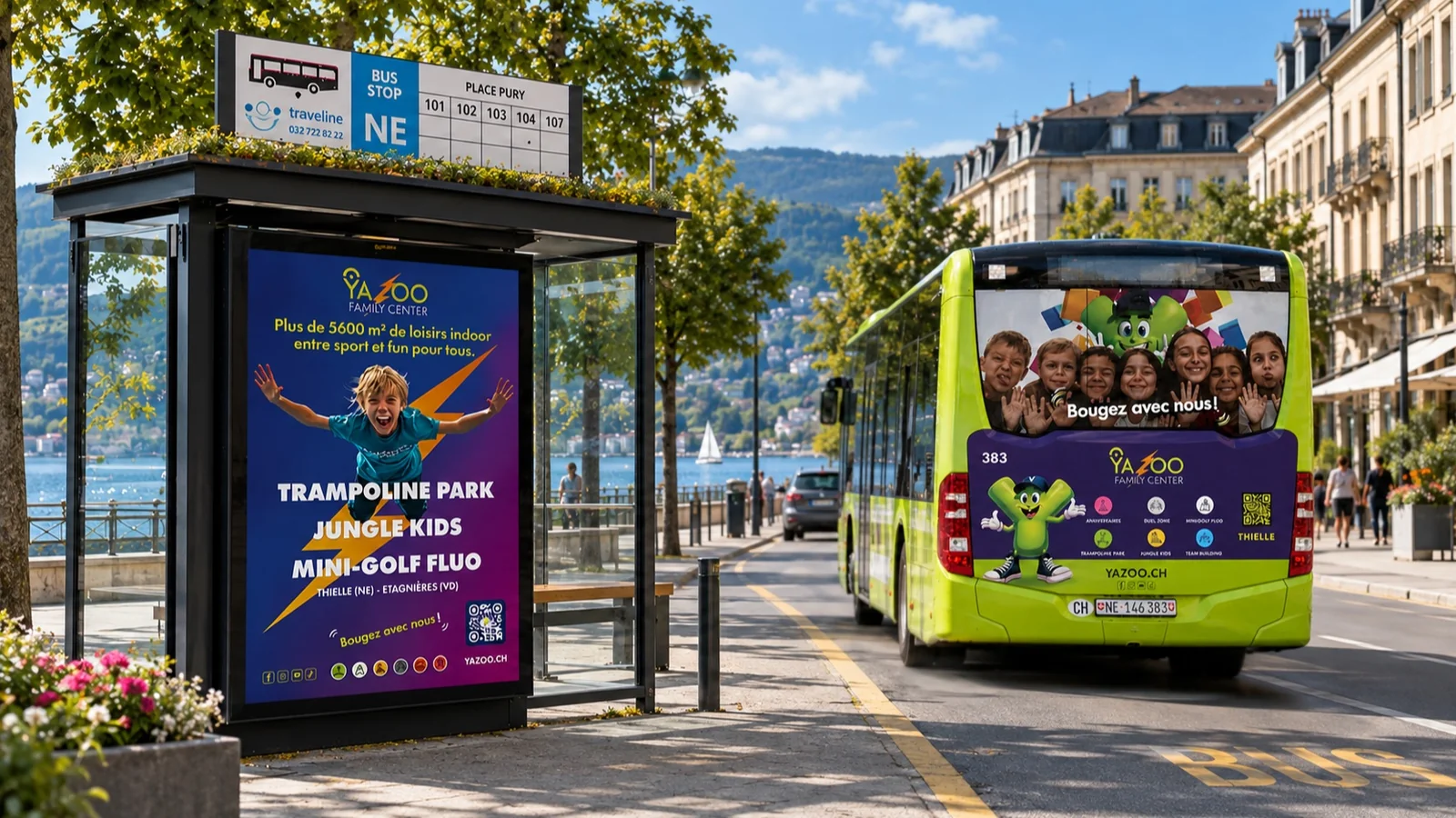 Mise en situation : affiche Yazoo sur un abribus et bus habillé aux couleurs de la marque