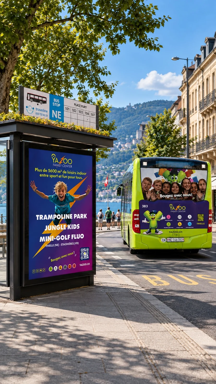 Mise en situation : affiche Yazoo sur un abribus et bus habillé aux couleurs de la marque