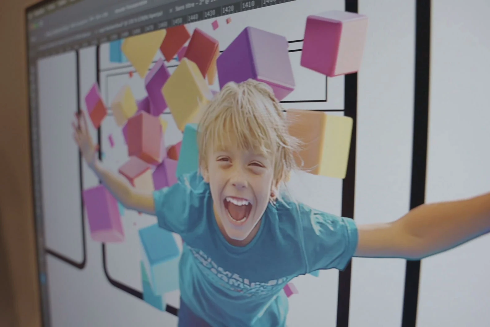 Enfant hilare en plein saut devant un mur de cubes colorés, image de la vidéo publicitaire Yazoo