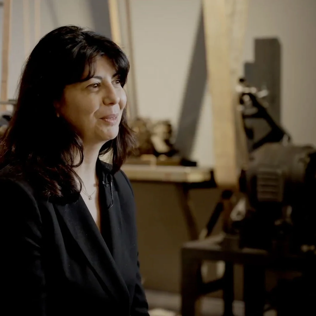 Femme interviewée dans un atelier, image du film réalisé pour MUMAPS