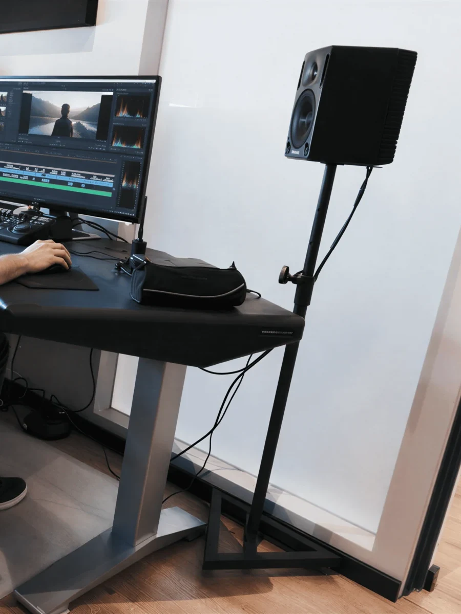 Poste de montage avec écran et enceinte de monitoring