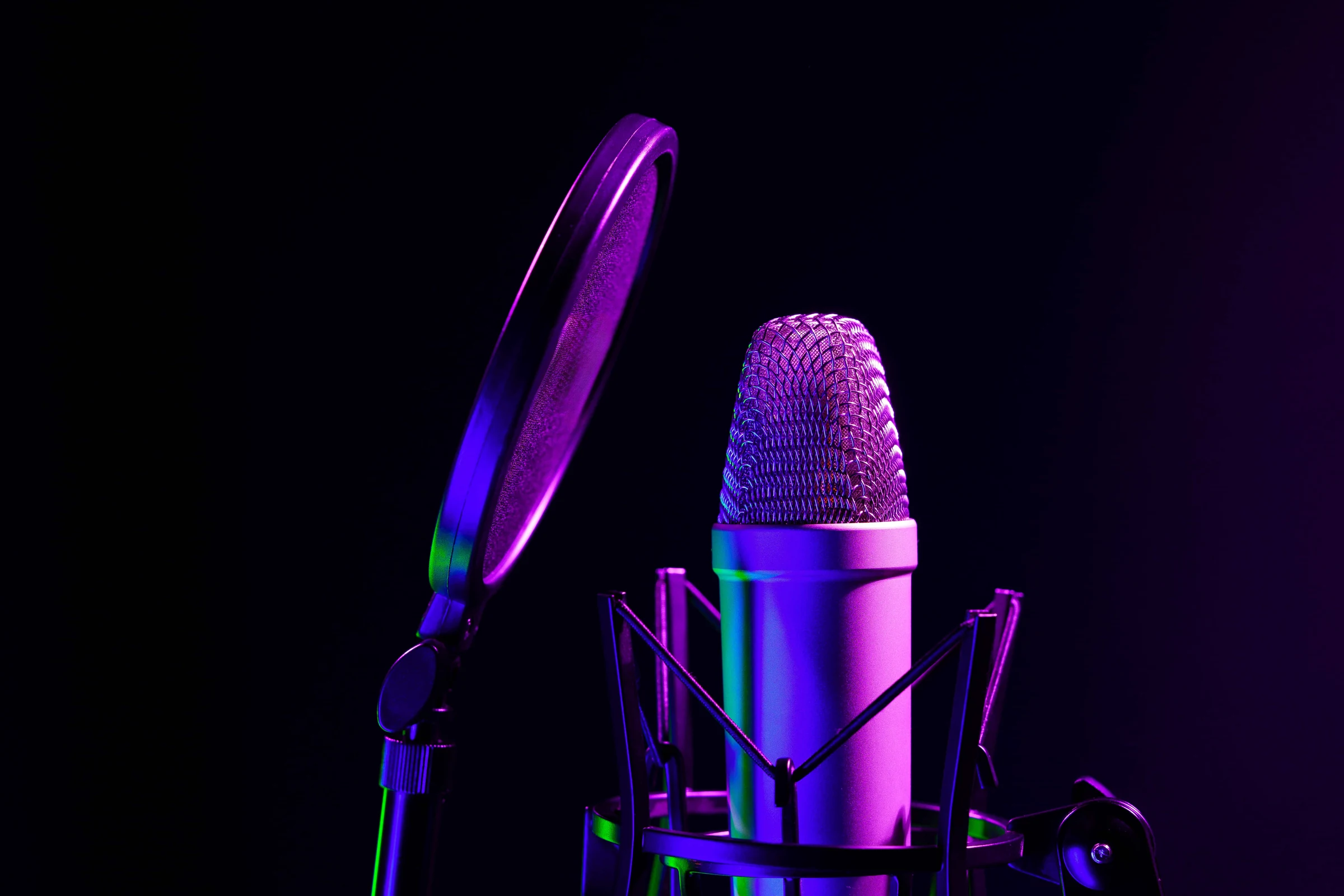 Microphone de studio avec filtre anti-pop sous un éclairage néon violet